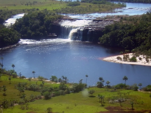 Vista aérea laguna de Canaima Vista aérea laguna de Canaima