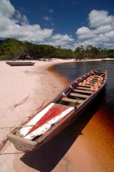 Los colores del agua y la arena son consecuencia del cuarzo y otros minerales. Los colores del agua y la arena son consecuencia del cuarzo y otros minerales.