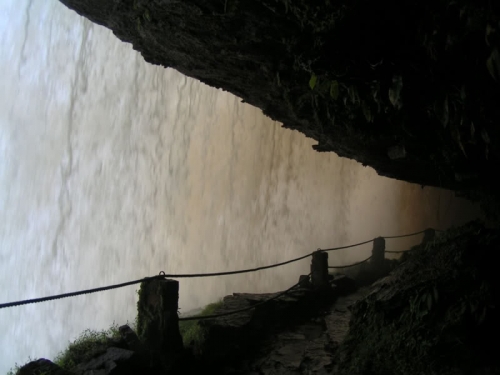 Paseo de la cortina de agua del Salto Sapo Paseo de la cortina de agua del Salto Sapo