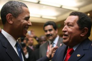 Foto de Obama y Chavez en la Cumbre de las Americas, 17 de abril de 2009