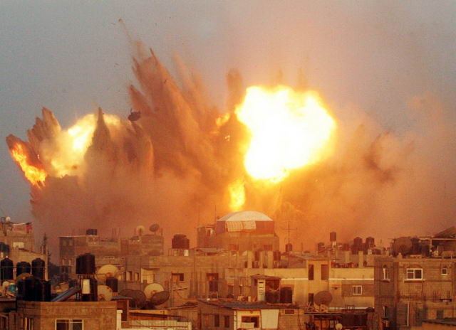 Un edificio es bombardeado en la ciudad palestina de Rafah, el 11 de julio de 2014/Crdito:SAID KHATIB (AFP)