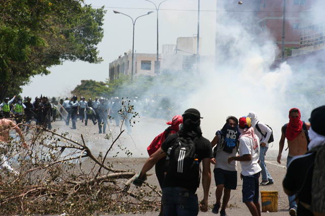 Los manifestantes fueron dispersados con gases lacrimógenos y perdigones dispardos por la Cpbez y la GNB. Los manifestantes fueron dispersados con gases lacrimógenos y perdigones dispardos por la Cpbez y la GNB.