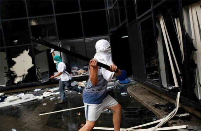Grupos violentos destrozaron parte de la Torre Británica en Chacao. Grupos violentos destrozaron parte de la Torre Británica en Chacao.