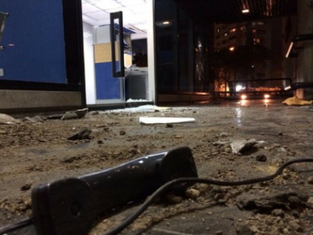 Destrozos en la Torre Británica en Chacao. Destrozos en la Torre Británica en Chacao.