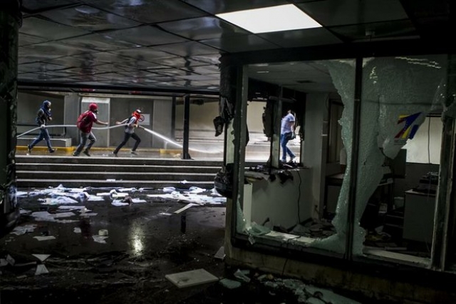 Destrozos en la Torre Británica en Chacao. Destrozos en la Torre Británica en Chacao.