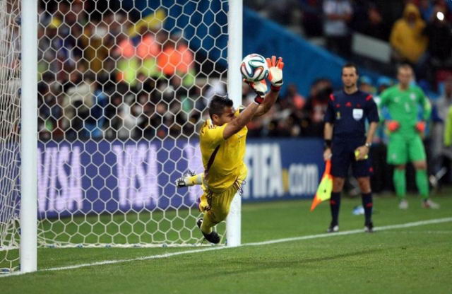 Sergio Romero atrapando un penal