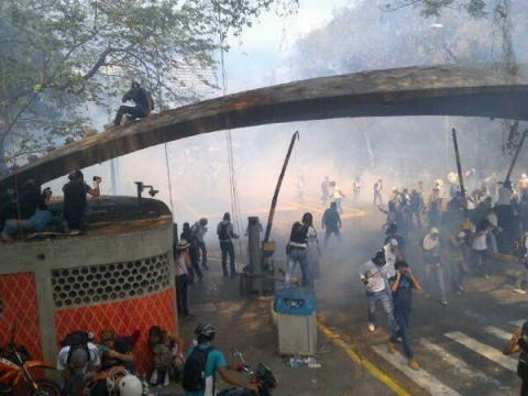 Los estudiantes fueron dispersados con gas lacrimgeno.