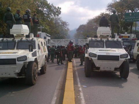 La GNB y la PNB bloqueaba la salida de la UCV.