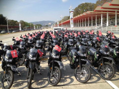 Ministro Wilmer Barrientos entregó 148 motos Kawasaki en Paseo Los Próceres. Ministro Wilmer Barrientos entregó 148 motos Kawasaki en Paseo Los Próceres.