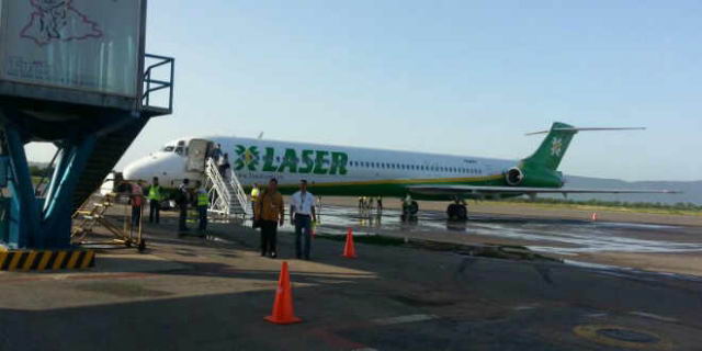 Un avión de la aerolínea Laser tuvo un aterrizaje forzoso y aún no ha podido ser removido de la pista. Un avión de la aerolínea Laser tuvo un aterrizaje forzoso y aún no ha podido ser removido de la pista.