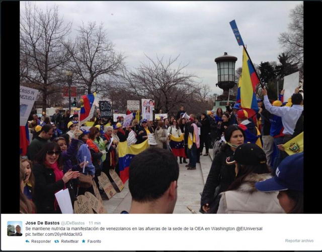 Manifestantes de aglomeran a las afueras de la OEA.