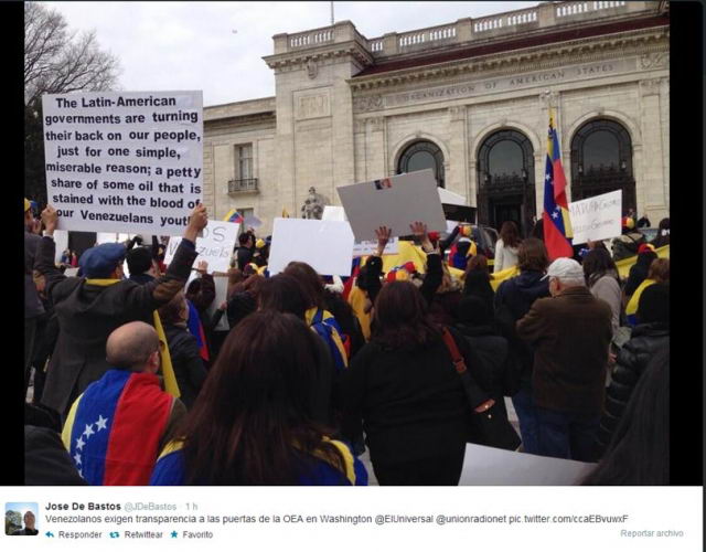 Manifestantes de aglomeran a las afueras de la OEA.