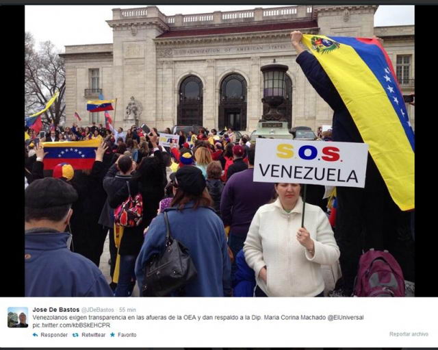 Manifestantes de aglomeran a las afueras de la OEA.