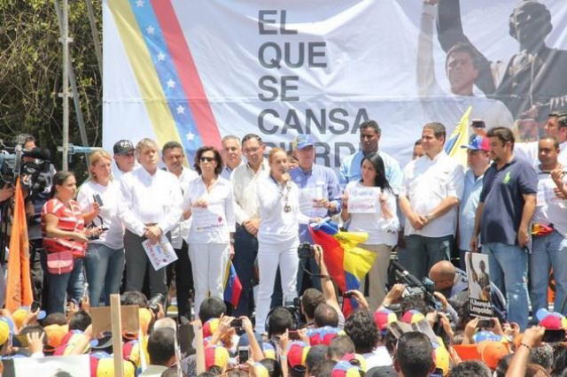 Diferentes dirigentes políticos y familiares de Leopoldo López tomarón la palabra durante la concentración en apoyo al líder opositor. Diferentes dirigentes políticos y familiares de Leopoldo López tomarón la palabra durante la concentración en apoyo al líder opositor.