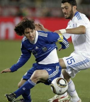 Lionel Messi (Argentina) y Vasileios Torosidis (Grecia)