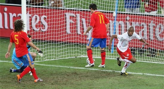 La anotación de Gelson Fernandes (Suiza) fue decisivo en el resultado del partido luego que a pesar del excelente juego de España, fuesen impotentes para hacer una anotación La anotación de Gelson Fernandes (Suiza) fue decisivo en el resultado del partido luego que a pesar del excelente juego de España, fuesen impotentes para hacer una anotación