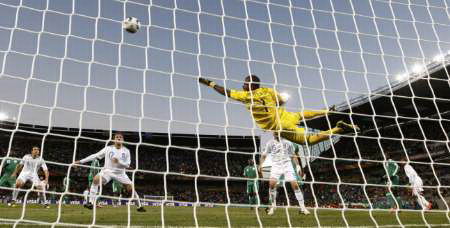 El arquero nigeriano Vincent Enyeama detiene un balón griego. A pesar que los nigerianos perdieron el pertido, Enyeama fue el jugador más destacado por su proeza para detener las embestidas griegas. El arquero nigeriano Vincent Enyeama detiene un balón griego. A pesar que los nigerianos perdieron el pertido, Enyeama fue el jugador más destacado por su proeza para detener las embestidas griegas.
