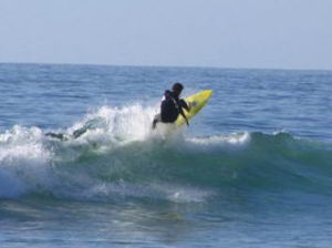 Playa Parguito cuenta normalmente con oleajes que la hace apta para la prctica del Surf