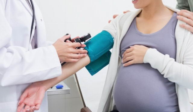 Preeclampsia: Aumento de la presin arterial y proteinuria durante el embarazo.