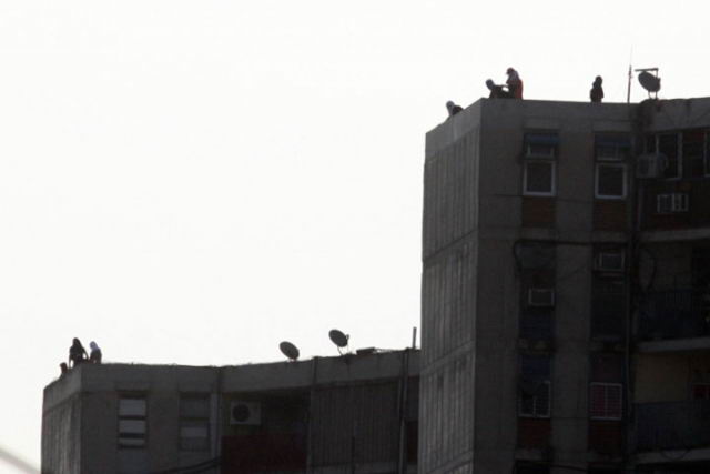 Desde la azotea lanzaban objetos contundes/Foto:Web Desde la azotea lanzaban objetos contundes/Foto:Web