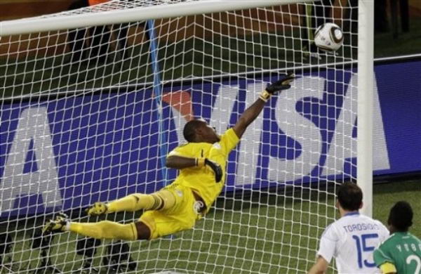 El arquero nigeriano Vincent Enyeama detiene un balón de la selección de futbol griega (si, ¡esa la detuvo!), durante la Copa Mundial Sudáfrica 2010 El arquero nigeriano Vincent Enyeama detiene un balón de la selección de futbol griega (si, ¡esa la detuvo!), durante la Copa Mundial Sudáfrica 2010