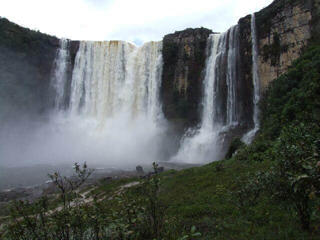 Chinak Merú o Salto Aponwao (Canaima) Chinak Merú o Salto Aponwao (Canaima)