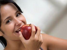 El consumo diario de la manzana te ayudar a bajar el "colesterol malo".