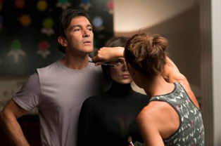Después de dos décadas, el cineasta español vuelve a trabajar con Antonio Banderas. Después de dos décadas, el cineasta español vuelve a trabajar con Antonio Banderas.