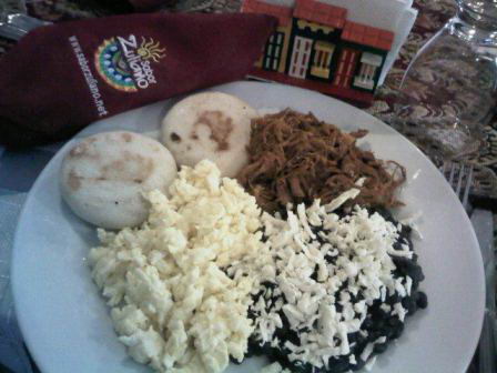O un rico desayuno con arepitas asadas.
