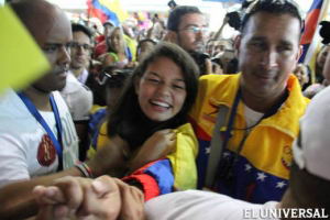 La venezolana fue recibida por sus familiares, amigos y la Ministra del Deporte. (Foto: El Universal)