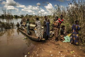 Habitantes de la ciudad de Bouca, en el noreste de la Repblica Centroafricana dejan sus hogares por el conflicto armado/ Imagen: JUAN CARLOS TOMASI (MSF)