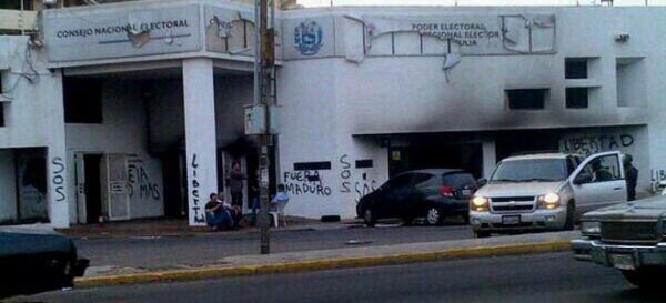 Incendiaron sede del CNE en Maracaibo.