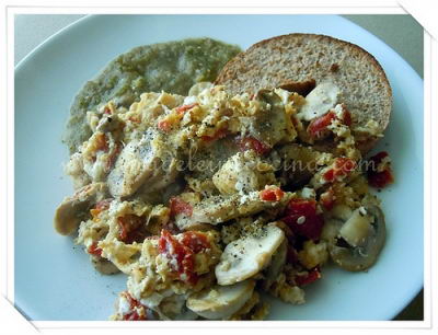 Tostadas integrales con huevos revueltos.