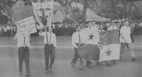 Grupo de estudiantes panameños que se acercarían hasta el asta. Grupo de estudiantes panameños que se acercarían hasta el asta.