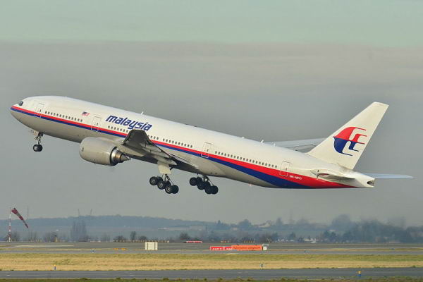 Foto de la aeronave original de Malaysia Airlines despegando del aeropuerto de Francia Foto de la aeronave original de Malaysia Airlines despegando del aeropuerto de Francia