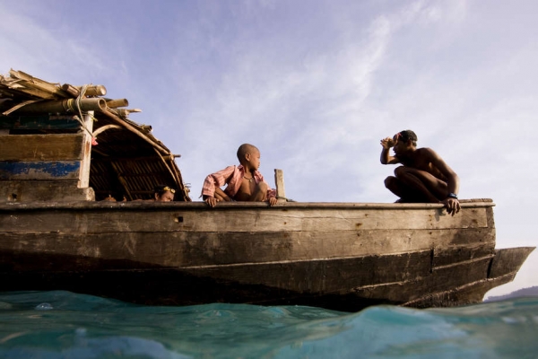 Los Moken viven en las costas, pero existen familias que pasan algunos das viviendo en botes, pescando y recolectando alimentos; cuando la marea baja las mujeres recogen conchas marinas para crear artesanas y venderlas.