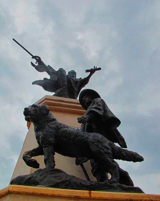 Escultura de Bolvar, su perro Nevado y el indio cuidador Tinjaca en Mucuhes.