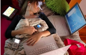 Un 40% de personas se despiertan al borde de la hemorragia cerebral por dormir con el celular bajo la almohada. Un 40% de personas se despiertan al borde de la hemorragia cerebral por dormir con el celular bajo la almohada.