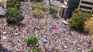 Estudiantes participaron en marcha multitudinaria en Chacato.