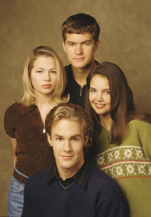 Dawson Leery (James Van Der Beek), Josephine Lynn "Joey" Potter (Katie Holmes), Pacey J. Witter (Joshua Jackson) y Jennifer "Jen" Lindley (Michelle Williams). Dawson Leery (James Van Der Beek), Josephine Lynn "Joey" Potter (Katie Holmes), Pacey J. Witter (Joshua Jackson) y Jennifer "Jen" Lindley (Michelle Williams).