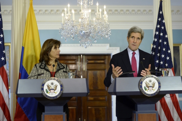 John Kerry y María Ángela Holguín. John Kerry y María Ángela Holguín.