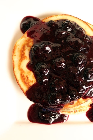 Panquecas con sirop de arandanos.