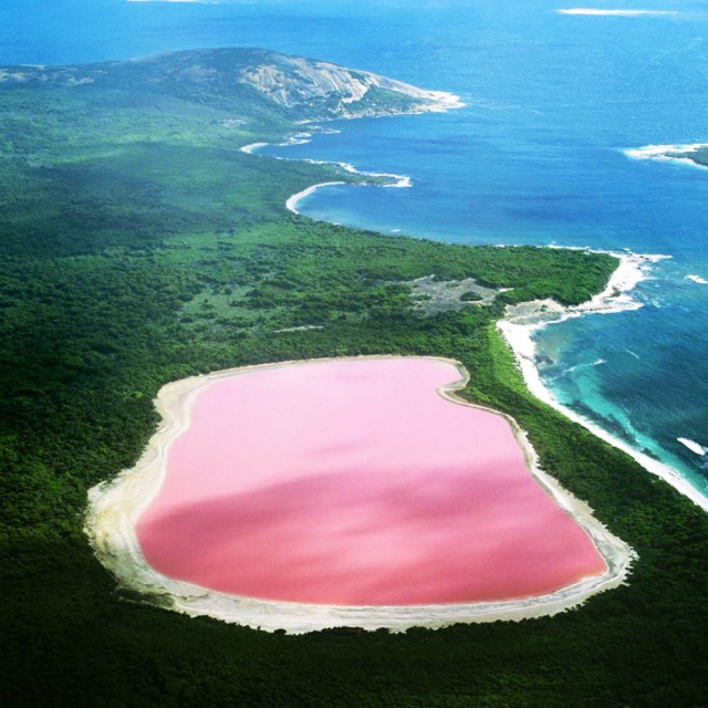 Se desconoce que origina el color rosa de sus aguas.