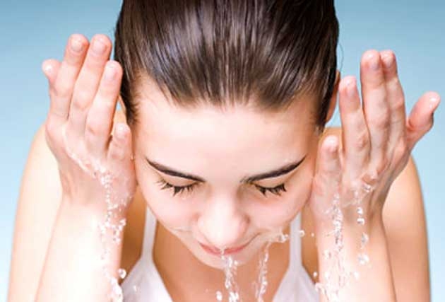 Recuerda limpiar tu cutis e hidratarlo antes y después del maquillaje, un rostro bello se obtiene cuidándolo Recuerda limpiar tu cutis e hidratarlo antes y después del maquillaje, un rostro bello se obtiene cuidándolo