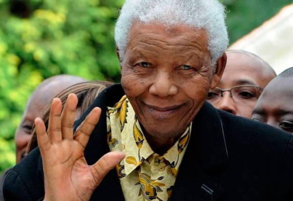 Mandela no solo recibió el Premio Nobel de la Paz, durante cuatro décadas más también se le otorgaron alrededor de 250 premios y reconocimientos en todo el mundo Mandela no solo recibió el Premio Nobel de la Paz, durante cuatro décadas más también se le otorgaron alrededor de 250 premios y reconocimientos en todo el mundo
