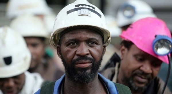 Mineros en Sudfrica se niegan abandonar la mina por miedo a ser detenidos