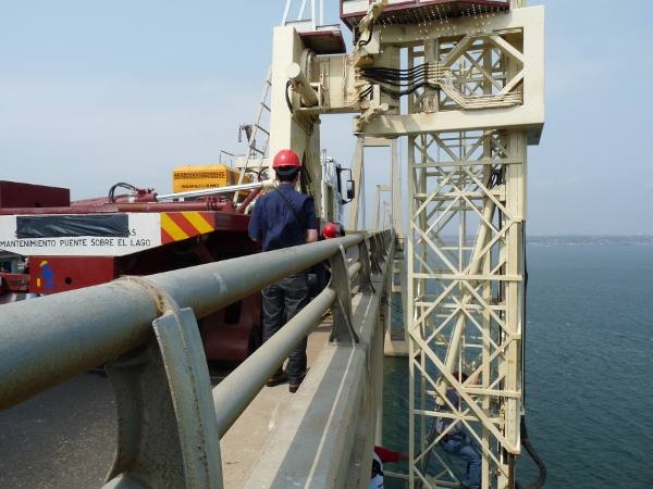 Velocidad máxima permitida en el Puente sobre el Lago es de 40 Km/h Velocidad máxima permitida en el Puente sobre el Lago es de 40 Km/h