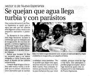 Forma correcta: Se quejan "de que" "el" agua llega turbia y con parsitos.