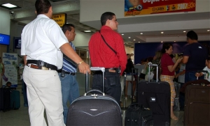 Temporadistas "varados" en el aeropuerto de Polamar por falta de pasajes. Temporadistas "varados" en el aeropuerto de Polamar por falta de pasajes.