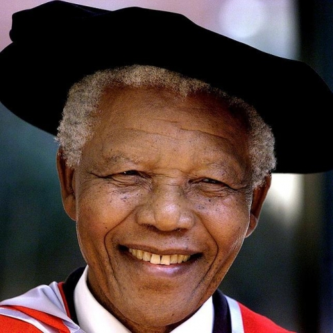 Mandela fue el primer presidente negro de su nación. Mandela fue el primer presidente negro de su nación.